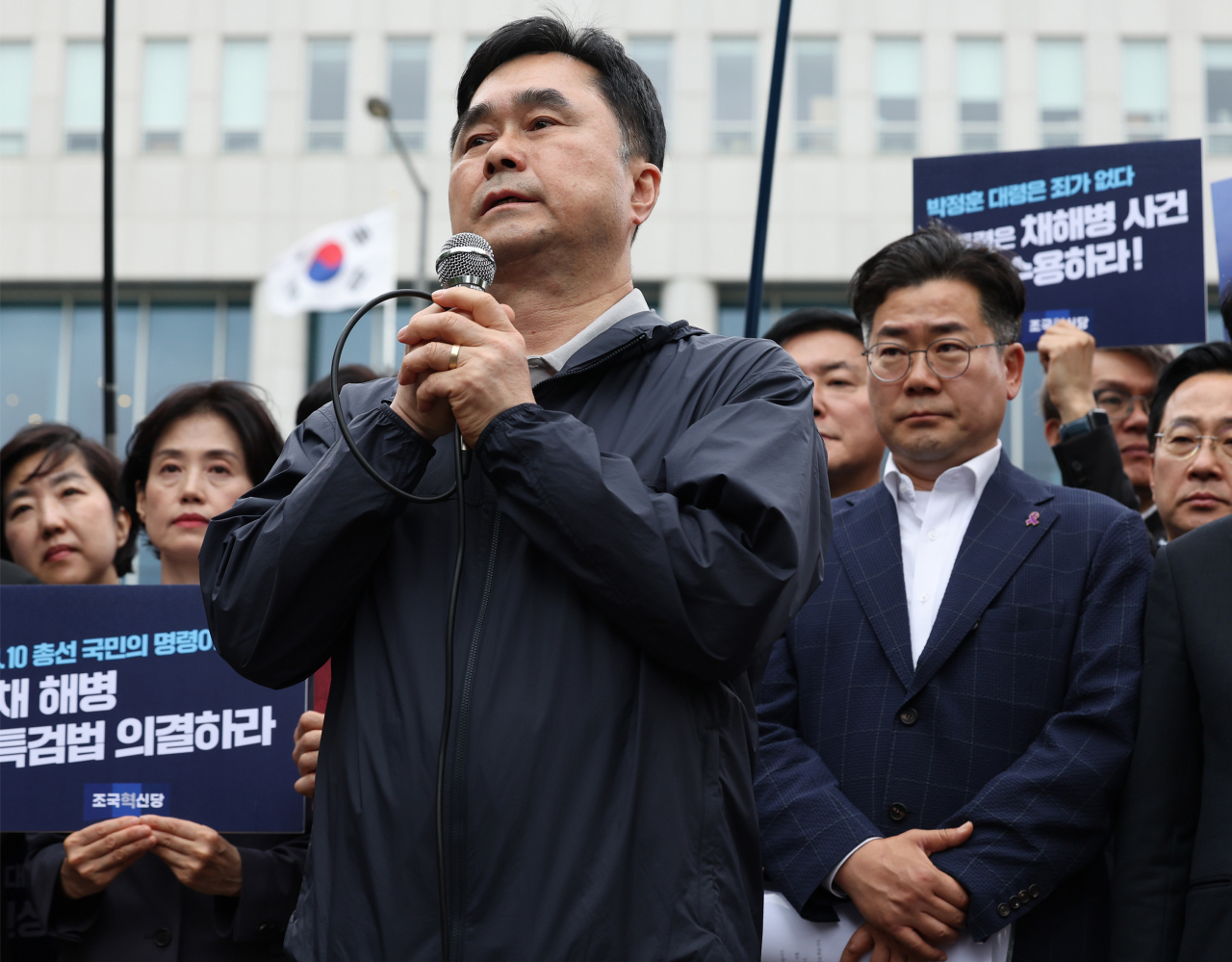 김종민 새로운미래 의원이 지난 11일 오후 서울 용산구 대통령실 인근에서 열린 해병대 채 상병 특검 수용 촉구 기자회견에서 발언하는 모습. [연합]