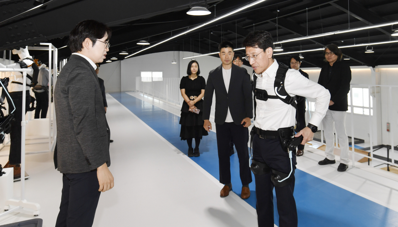 김윤상 기획재정부 차관이 21일 오후 대전시 대덕구 엔젤로보틱스 대전 연구소를 방문, 재활 보행보조로봇 착용 체험을 하고 있다. [기획재정부 제공]