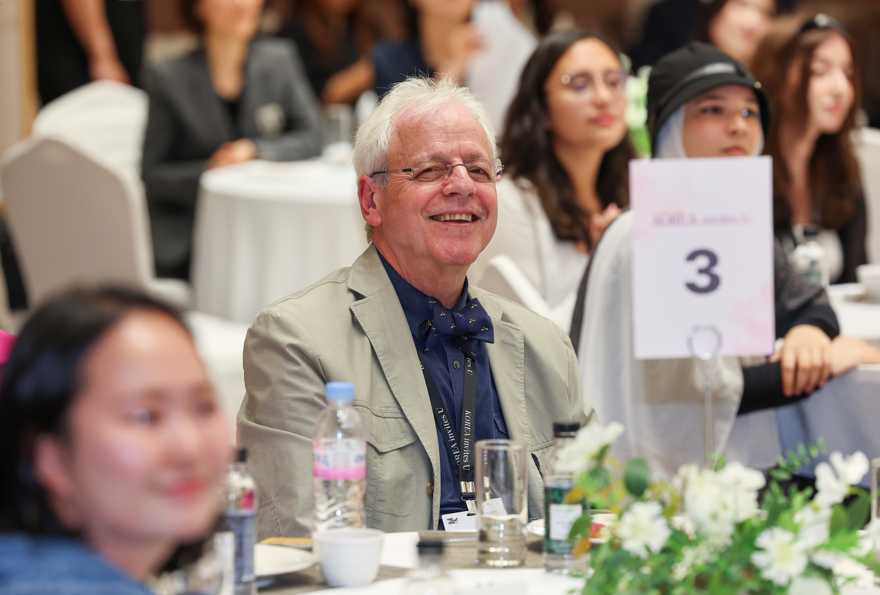 한국 드라마와 가수 겸 배우 아이유의 열성 팬으로 알려진 제브 라테트 씨가 21일 오후 서울 성북구 삼청각에서 열린 '코리아 인바이트유'(KOREA invites U)' 행사에 참석해 밝게 웃고 있다. 라테트 씨는 아이유의 공식팬클럽 '유애나'에도 가입해 '미국 유애나 할아버지'라는 별칭으로 불린다. [연합]