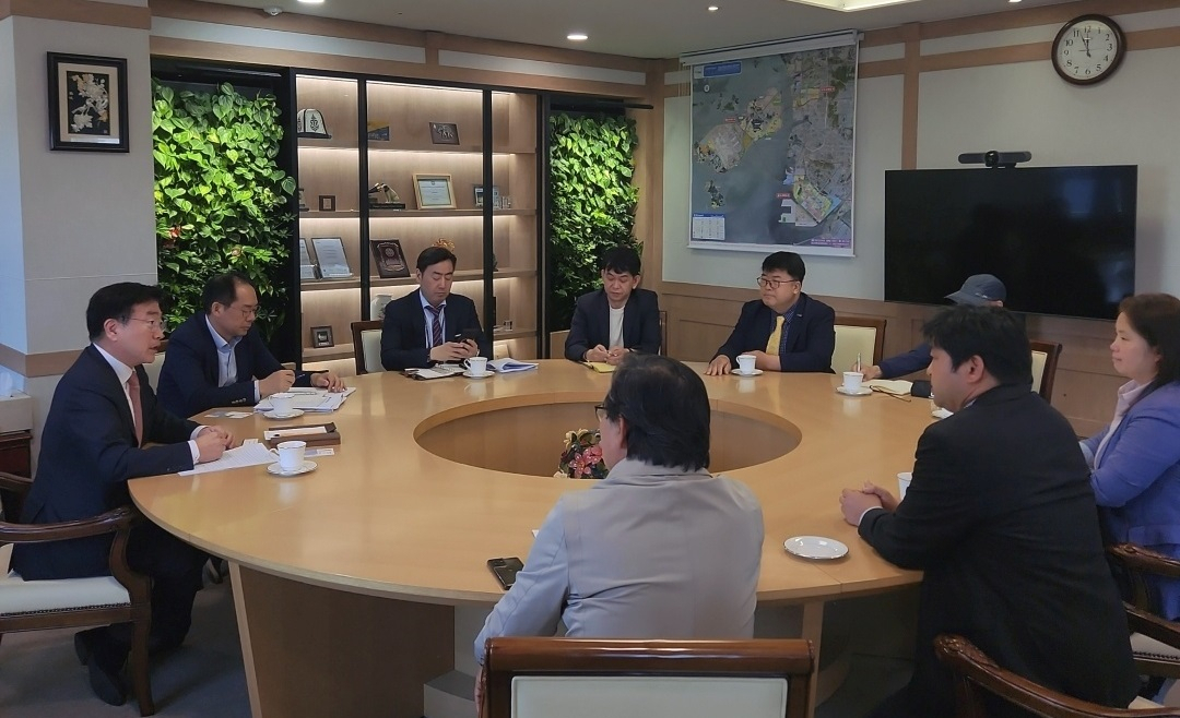 윤원석 인천경제청장〈좌측〉이 지난 13일 영종 국제학교 유치를 국제 공모로 추진하겠다고 영종 주민들에게 설명하고 있다.〈영종국제도시 총연합회 제공〉