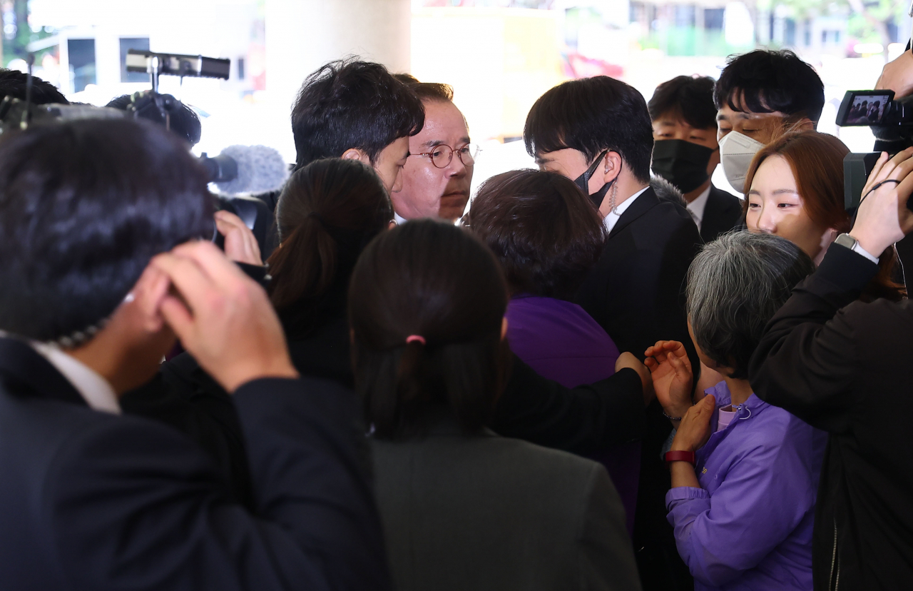 이태원 참사 부실 대응 혐의로 기소된 김광호 전 서울경찰청장이 지난달 22일 오후 서울 마포구 서울서부지방법원에서 열린 첫 공판에 출석하던 중 유가족의 항의를 받고 있다. [연합]