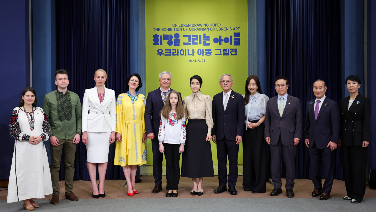 김건희 여사가 21일 청와대 춘추관에서 열린 '희망을 그리는 아이들: 우크라이나 아동 그림전'을 찾아 참석자들과 함께 기념촬영을 하고 있다. [연합]