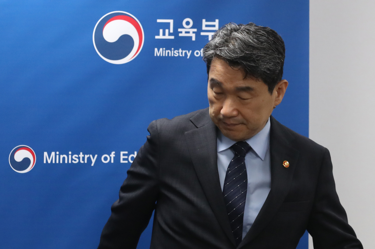 정부가 이탈 3개월째가 된 전공의들에게 이날까지 복귀할 것을 촉구한 20일 오전 이주호 사회부총리 겸 교육부 장관이 서울 영등포구 교육시설안전원에서 화상으로 열린 의과대학 운영대학 총장 간담회에 입장하고 있다. [연합]