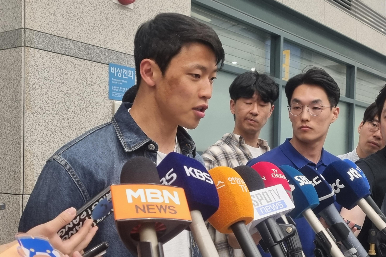 21일 오후 잉글랜드 프리미어리그(EPL) 입성 후 최고의 시즌을 보낸 축구 국가대표 공격수 '코리안 가이' 황희찬(울버햄프턴·28)이 인천국제공항을 통해 귀국한 후 취재진과 인터뷰하고 있다. 연합뉴스