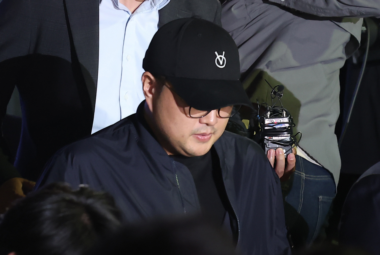 '음주 뺑소니' 혐의를 받는 트로트 가수 김호중이 21일 오후 서울 강남경찰서에서 조사를 마친 뒤 차량으로 이동하고 있다. [연합]