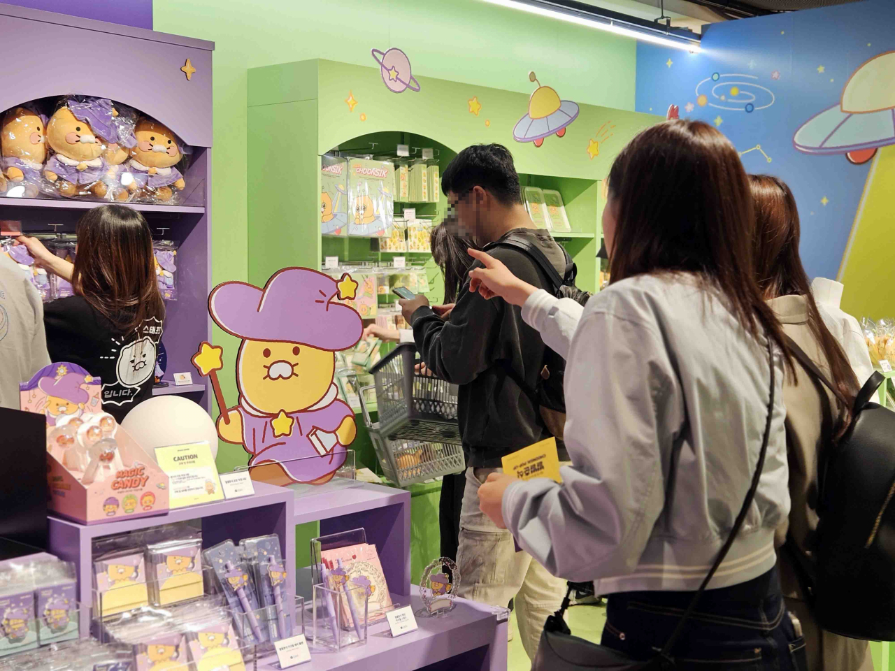 서울 서초구 신세계백화점 강남점에서 고객들이 '별별춘식' 팝업스토어를 둘러보는 모습 [연합]