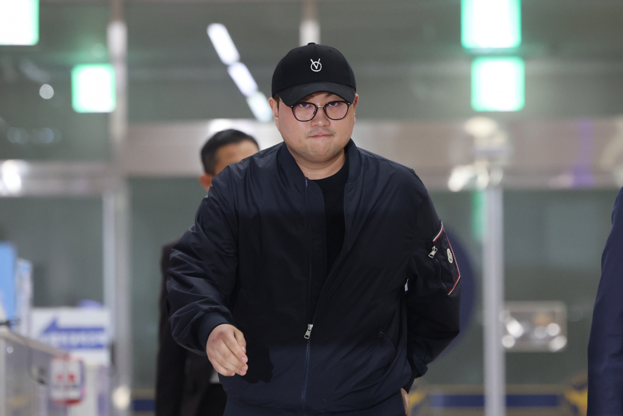 '음주 뺑소니' 혐의를 받는 트로트 가수 김호중이 21일 오후 서울 강남경찰서에서 조사를 마친 뒤 차량으로 이동하고 있다. [연합]