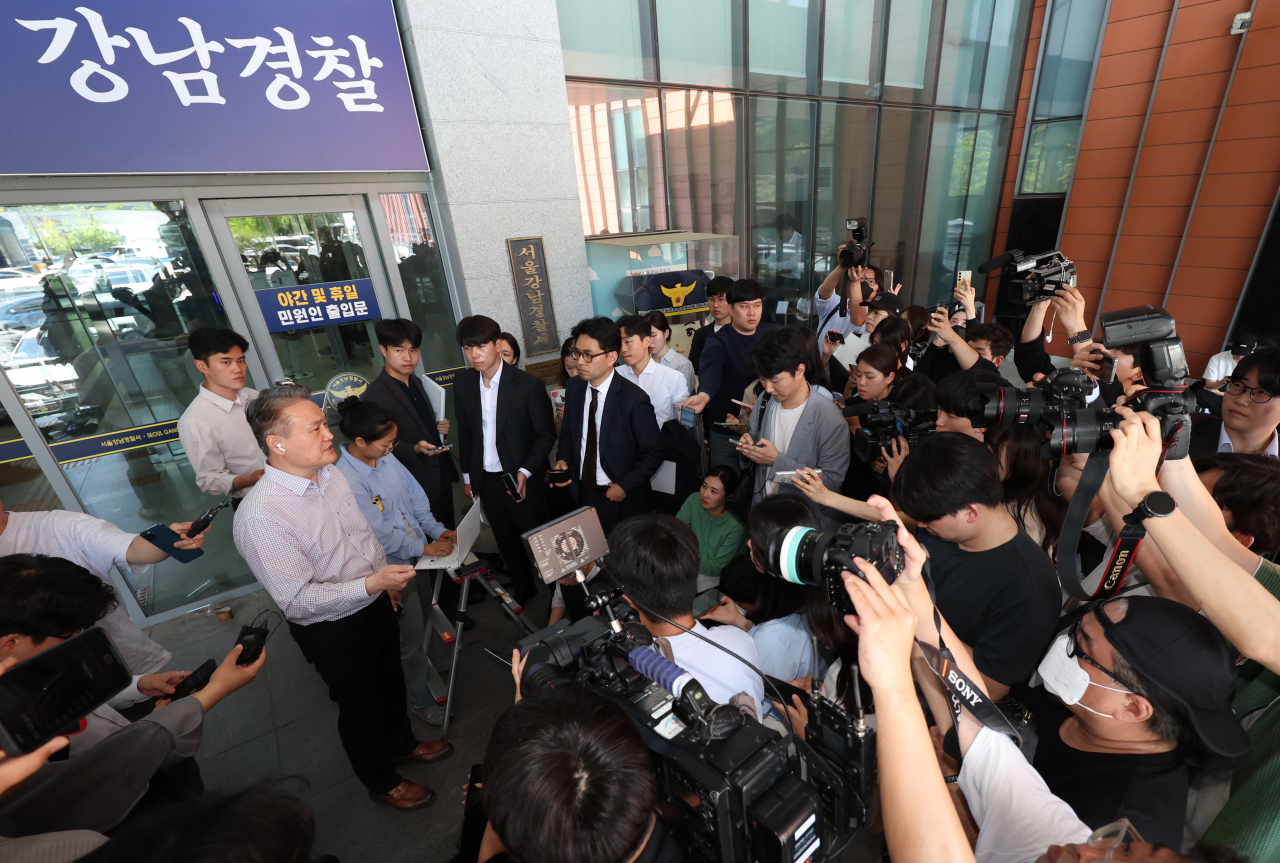 21일 오후 '음주운전 뺑소니' 혐의를 받는 가수 김호중이 강남경찰서에 비공개로 출석한 뒤 경찰 관계자가 출석 과정에 대해 설명하고 있다. [연합]