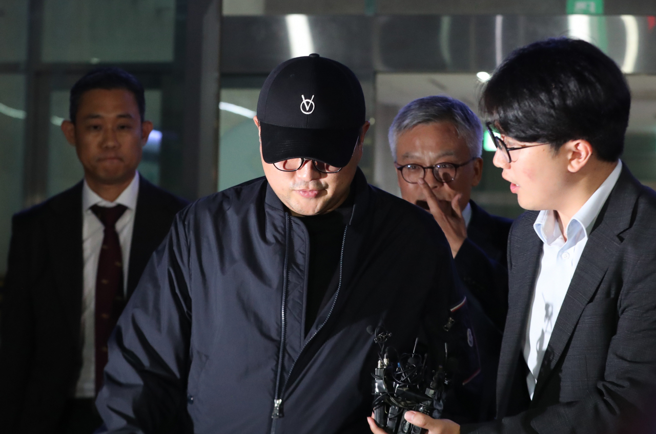 '음주 뺑소니' 혐의를 받는 트로트 가수 김호중이 21일 오후 서울 강남경찰서에서 조사를 마친 뒤 차량으로 이동하며 취재진 질문을 받고 있다. [연합]
