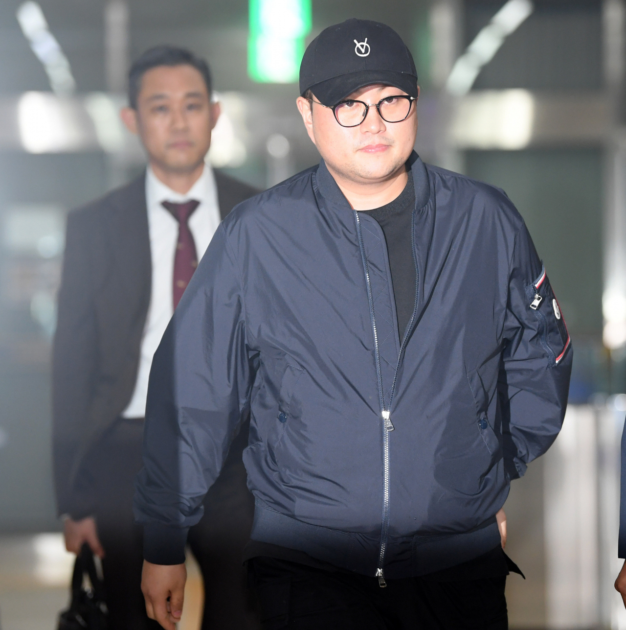 '음주 뺑소니' 혐의를 받는 트로트 가수 김호중이 21일 오후 서울 강남경찰서에서 조사를 마친 뒤 귀가하고 있다. [연합]
