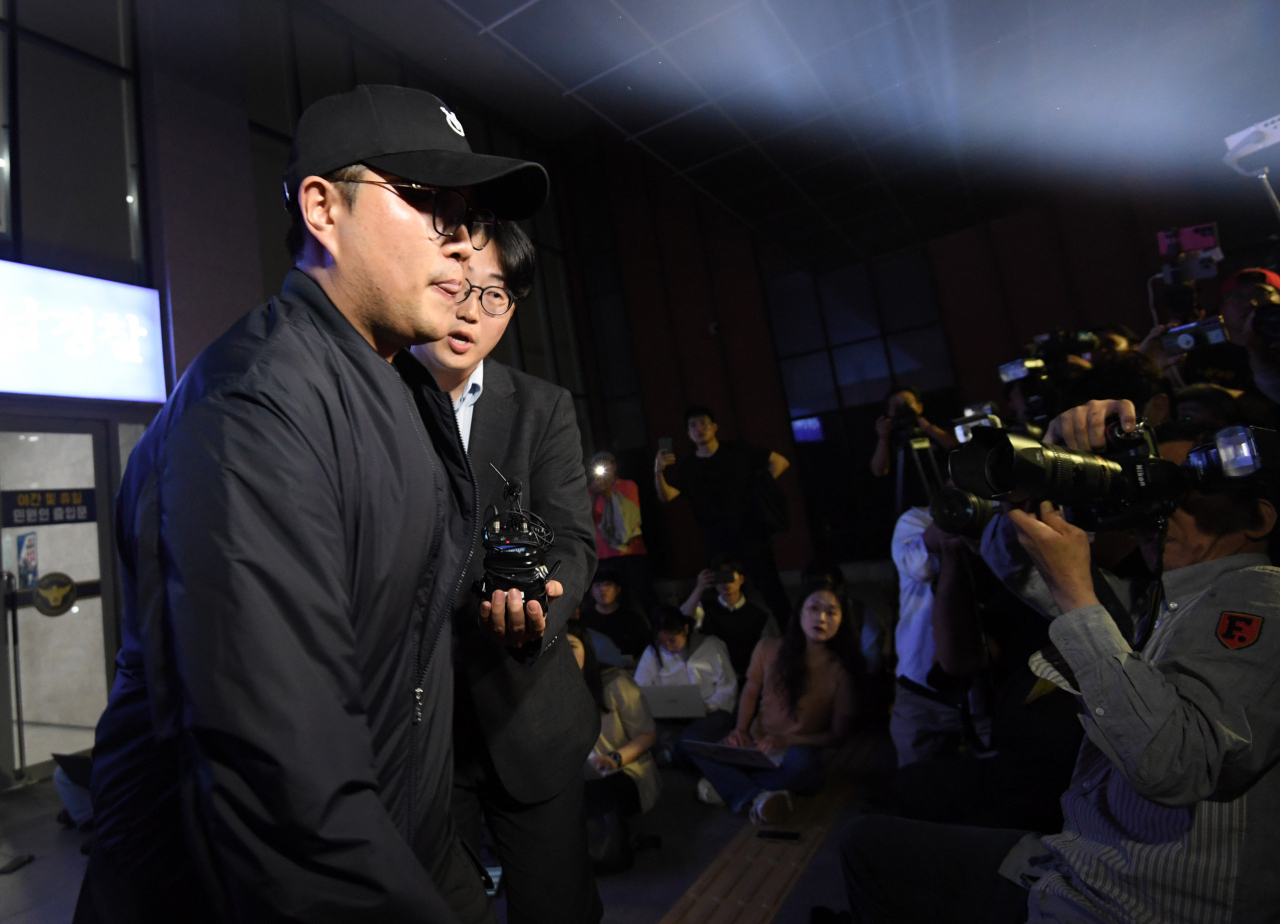 '음주 뺑소니' 혐의를 받는 트로트 가수 김호중이 21일 오후 서울 강남경찰서에서 조사를 마친 뒤 취재진 질문에 답하고 있다. [연합]