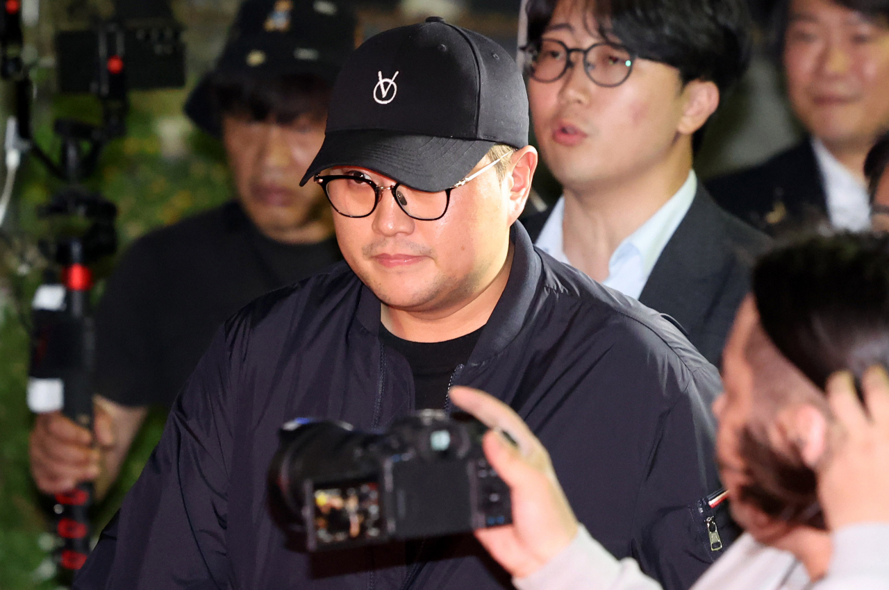 '음주 뺑소니' 혐의를 받는 트로트 가수 김호중이 지난 21일 오후 서울 강남경찰서에서 조사를 마친 뒤 차량으로 이동하고 있다. 연합뉴스