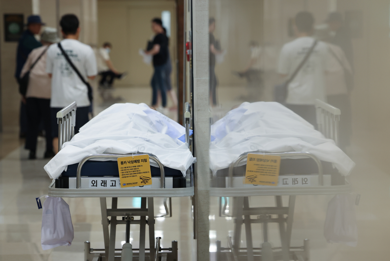 의정갈등이 장기화되고 있는 가운데 서울 시내 한 대학병원에서 한 환자가 병상에서 진료를 기다리고 있다. [연합]
