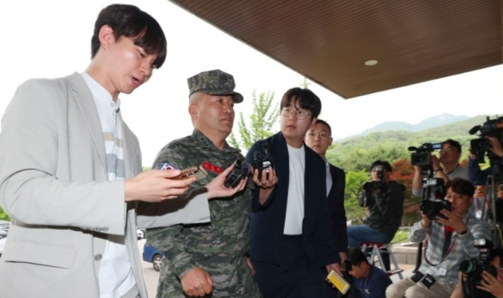 김계환 해병대 사령관이 21일 오전 해병대 채모 상병 순직 사건 수사외압 의혹 관련 조사를 받기 위해 정부과천청사 고위공직자범죄수사처(공수처)로 출석하고 있다[연합]