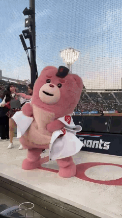 벨리곰이 롯데자이언츠 응원을 위해 치어리딩을 하고 있다. [롯데홈쇼핑 제공]