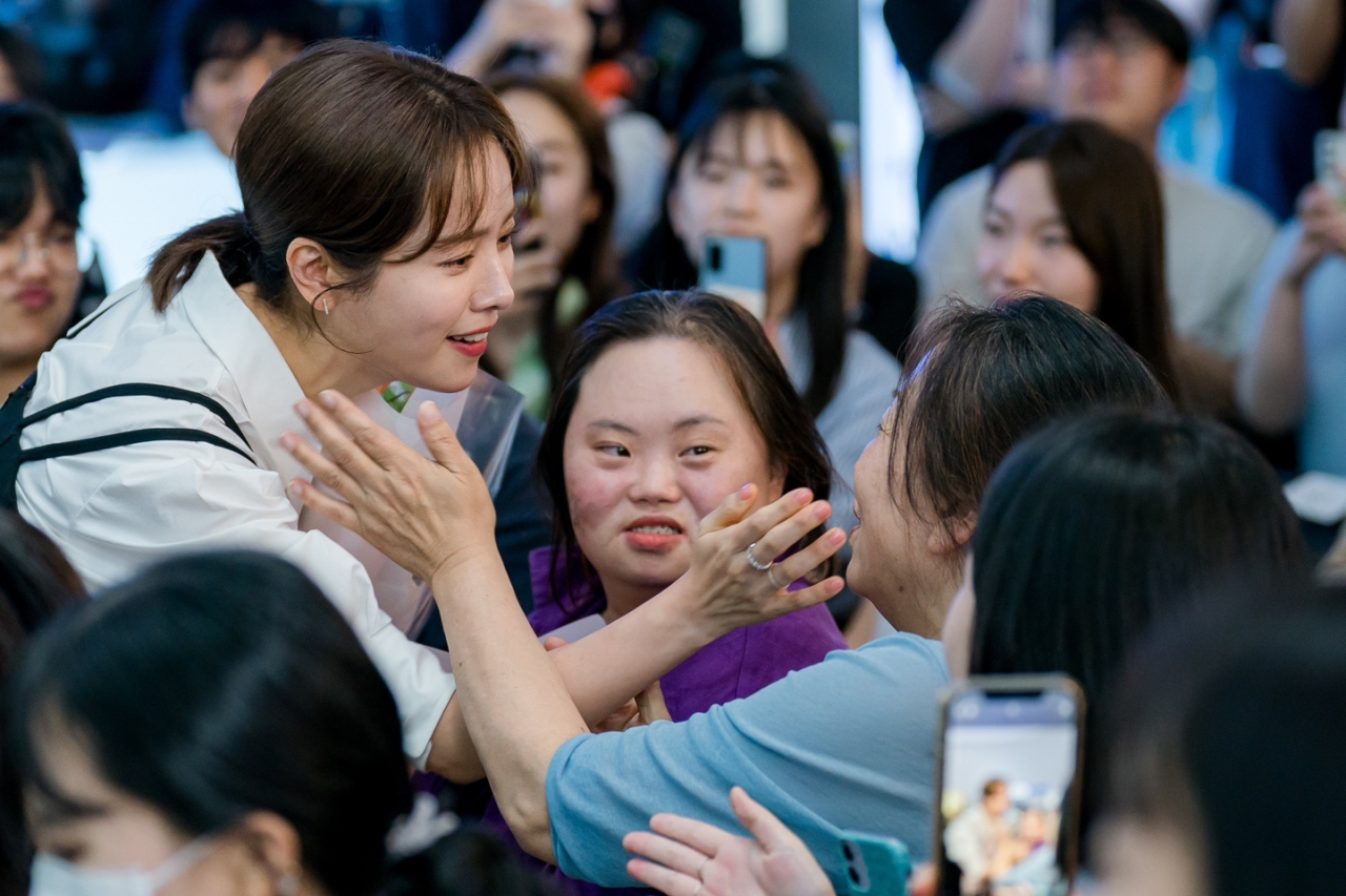 ‘필모톡’ 두 번째 주자였던 배우 한지민이 자신의 대표작과 비하인드 스토리 등과 관련한 이야기를 B tv 고객들과 함께 너누고 있다. [SK브로드밴드 제공]