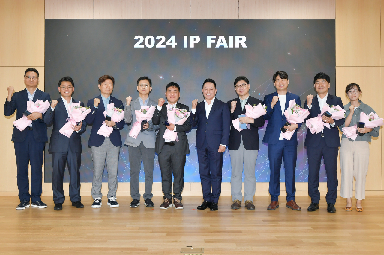 지난 21일 경기 용인시 삼성SDI 기흥 본사에서 열린 ‘IP 페어’에서 최윤호(오른쪽 다섯번째) 삼성SDI 대표이사 사장과 수상자들이 기념사진을 촬영하고 있다. [삼성SDI 제공]
