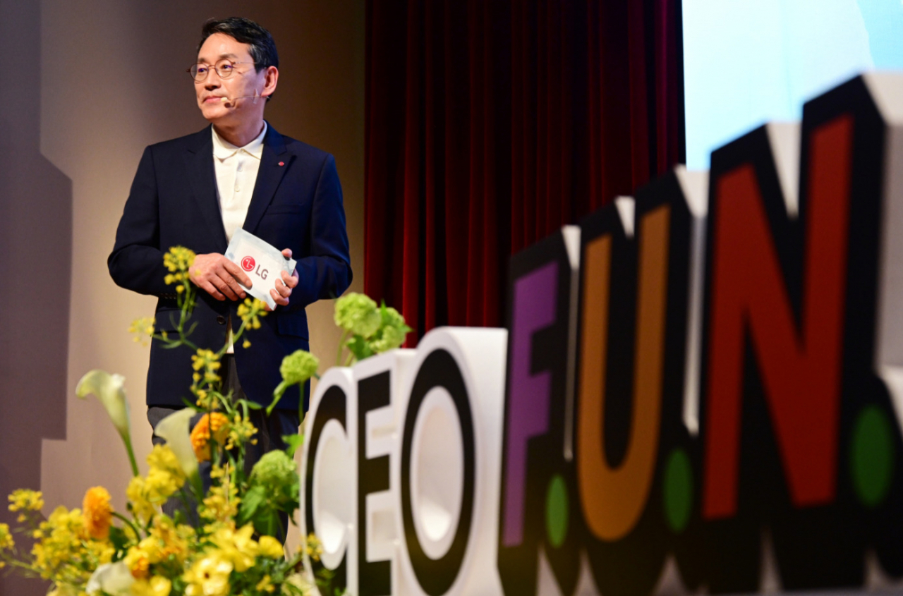 지난달 조주완 LG전자 CEO가 LG트윈타워에서 ‘CEO F·U·N Talk’을 열고, 리더들이 마음의 건강을 유지하는 프로그램과 코칭 역량을 강화할 수 있는 기회도 마련할 것이라고 밝히는 모습.[LG전자 제공]