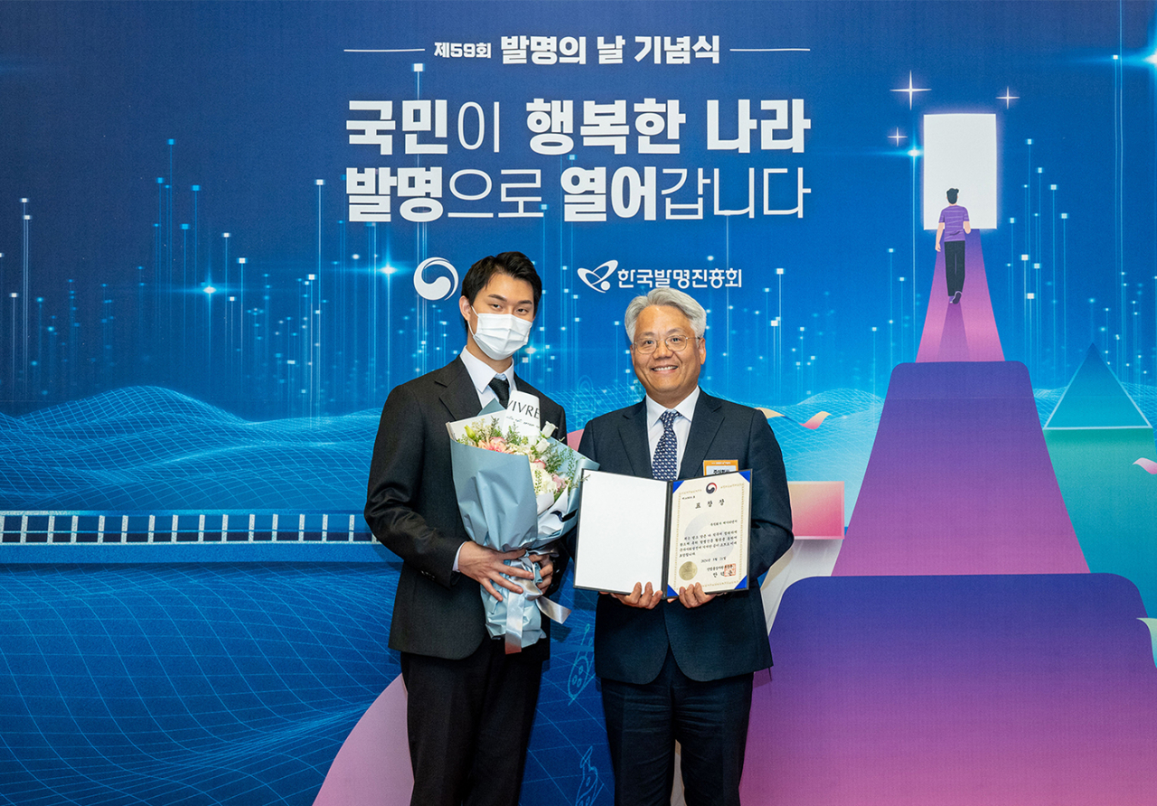 임왕섭(오른쪽) KT&G NGP사업본부장이 지난 21일 ‘제59회 발명의 날 기념식’에서 산업통상자원부장관 표창을 수상한 뒤 기념사진을 촬영하고 있다. [KT&G 제공]