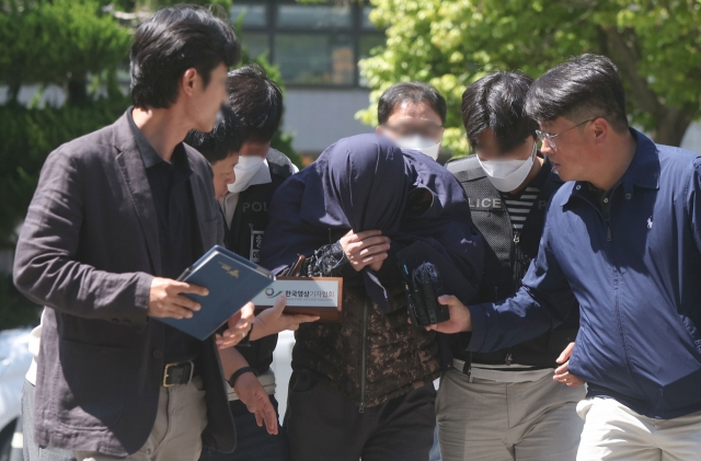 태국 파타야에서 한국인을 살해·유기하고 도주한 혐의를 받은 3인조 중 국내에서 체포된 A씨가 지난 15일 오후 경남 창원시 성산구 창원지법에 구속 전 피의자 심문(영장실질심사)을 받기 위해 출석하고 있다. [연합]