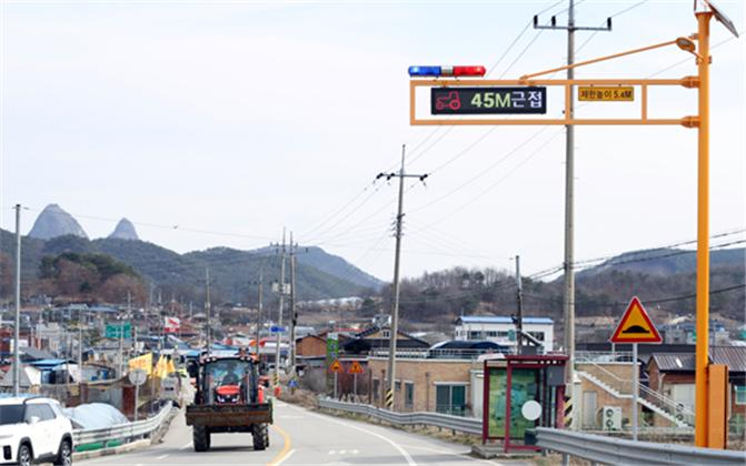사물인터넷(IoT) 활용 농업기계 사고 예방 기술 관련 주행 안내표지판의 모습 [농촌진흥청 제공]