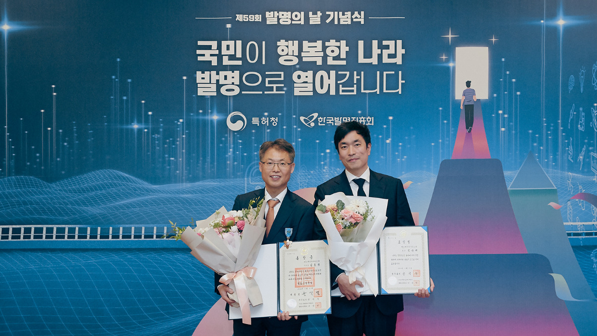 김종환(왼쪽) SK하이닉스 D램개발 담당 부사장과 김웅래 D램코어디자인 팀장이 제59회 발명의 날 기념식 포상에서 각각 철탑산업훈장과 국무총리표창을 수상했다. [SK하이닉스 제공]