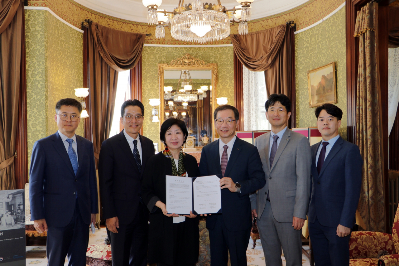 박진우(오른쪽 세 번째부터) 포스코인터내셔널 북미지역 총괄법인장과 김정희 국외소재문화유산재단 이사장, 김학조 주미대한민국대사관 공공외교공사, 김정훈 주워싱턴한국문화원장 등이 업무협약을 체결한 뒤 기념촬영을 하고 있다. [포스코인터내셔널 제공]