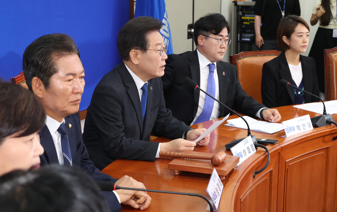 이재명(오른쪽 세번째) 더불어민주당 대표가 22일 오전 국회에서 열린 최고위원회의에서 발언하고 있다. [연합]