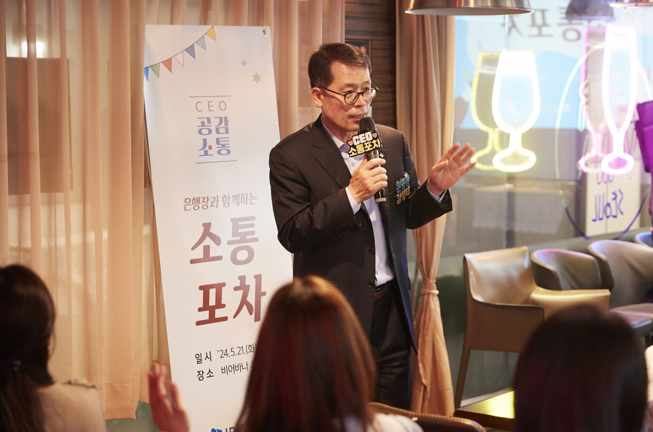 21일 IBK기업은행 본점 인근 한 맥주집에서 열린 ‘소통포차’ 행사에서 김성태 IBK기업은행장이 직원들과 대화를 하고 있다. [IBK기업은행 제공]