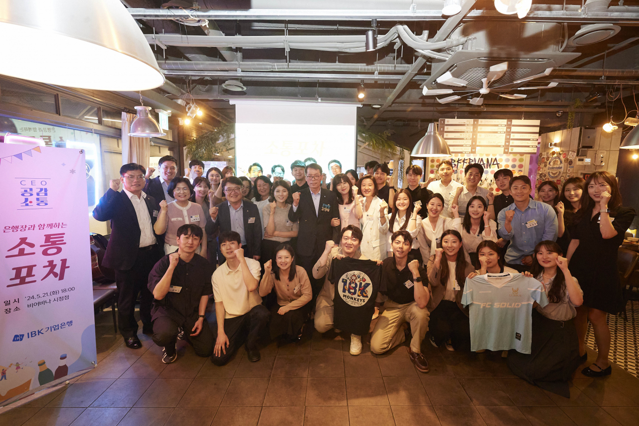 21일 IBK기업은행 본점 인근 한 맥주집에서 열린 ‘소통포차’ 행사에서 김성태 IBK기업은행장과 직원들이 기념사진을 촬영하고 있다. [IBK기업은행 제공]