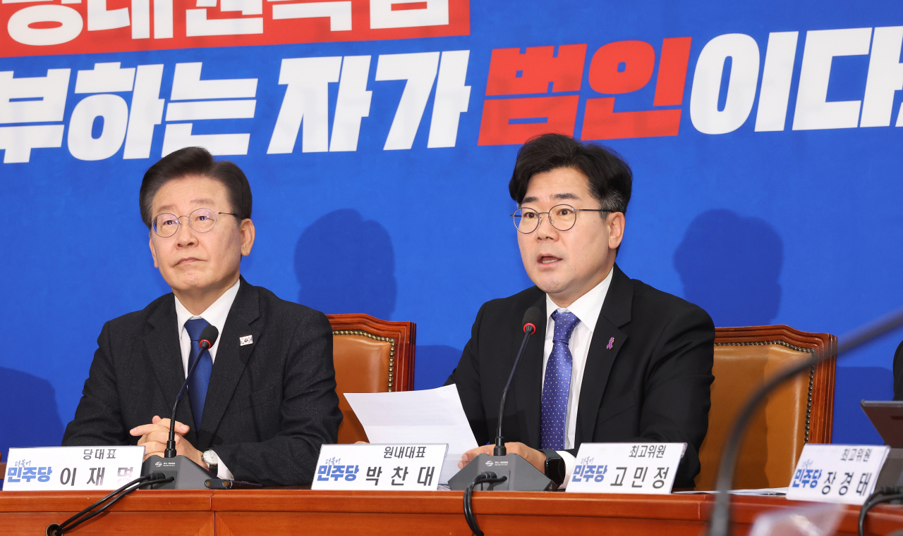 박찬대(오른쪽) 더불어민주당 원내대표가 22일 오전 국회에서 열린 최고위원회의에서 발언하고 있다. 왼쪽은 이재명 대표. [연합]