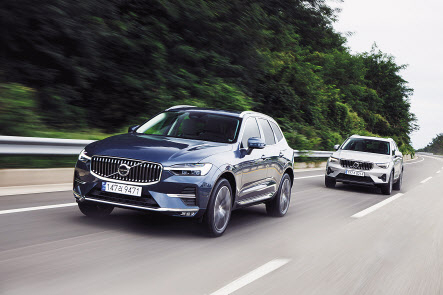 볼보 XC60(왼쪽)과 XC40 주행 모습 [볼보자동차 제공]