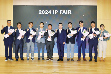 지난 21일 경기 용인시 삼성SDI 기흥 본사에서 열린 ‘IP 페어’에서 최윤호(오른쪽 다섯 번째) 삼성SDI 대표이사 사장과 수상자들이 기념촬영을 하고 있다. [삼성SDI 제공]