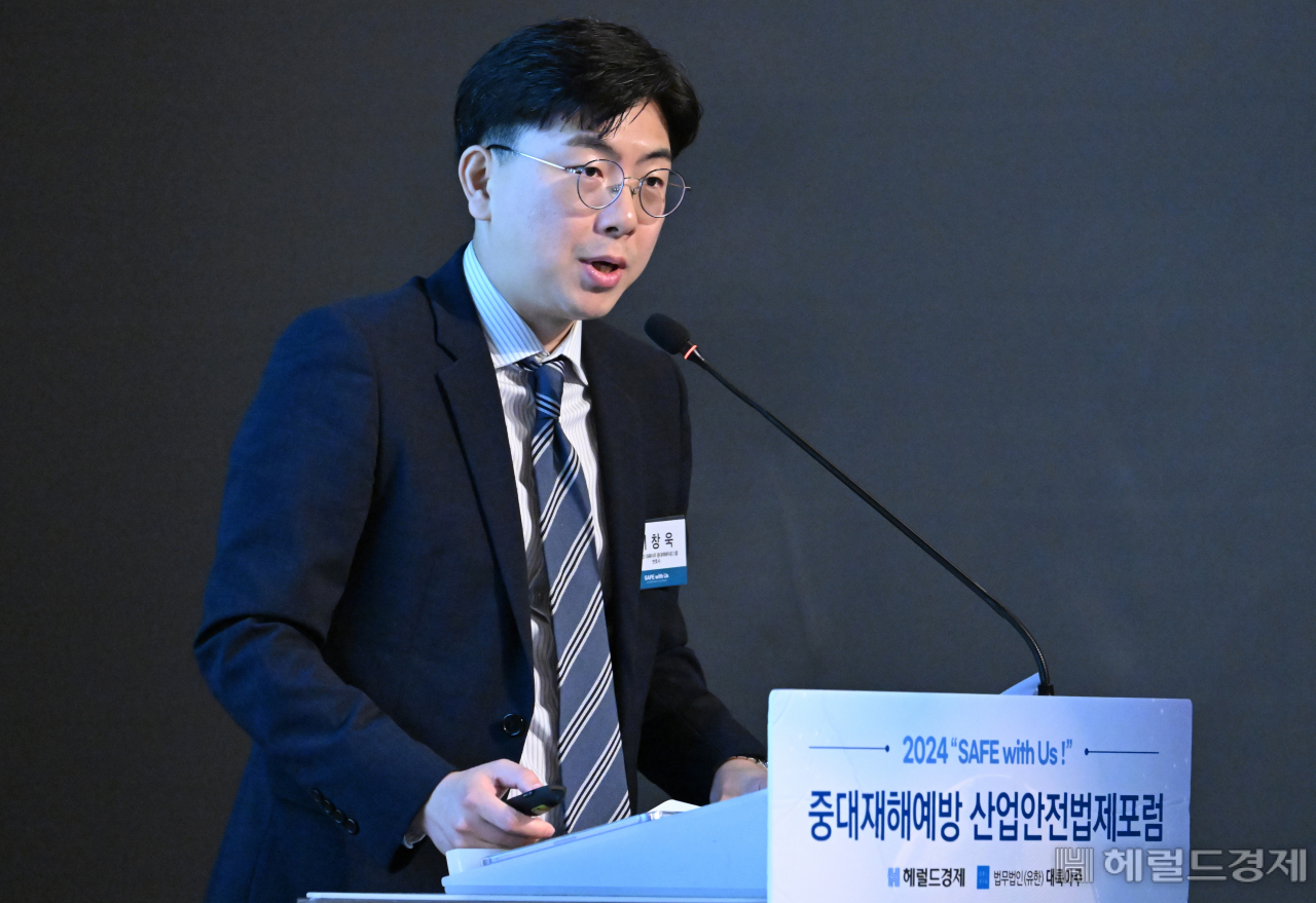 이창욱 법무법인 대륙아주 중대재해자문그룹 변호사가 22일 서울 중구 더플라자 호텔에서 열린 중대재해예방 산업안전법제포럼에서 “최고경영자(CEO)는 전문 지식보다는 전략과 비전을 설정하는 리더십을 바탕으로 ‘지휘자’ 역할을 해야 한다”고 강조했다. 임세준 기자