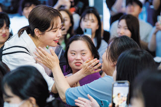 ‘필모톡’두 번째 주자 배우 한지민이 자신의 대표작과 비하인드 스토리 등과 관련한 이야기를 B tv 고객들과 함께 나누고 있다. [SK브로드밴드 제공]