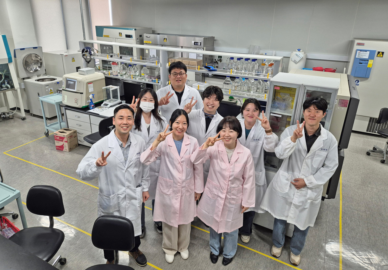 이번 연구를 수행한 이수연(아랫줄 오른쪽 끝) 박사 연구팀.[한국에너지기술연구원 제공]