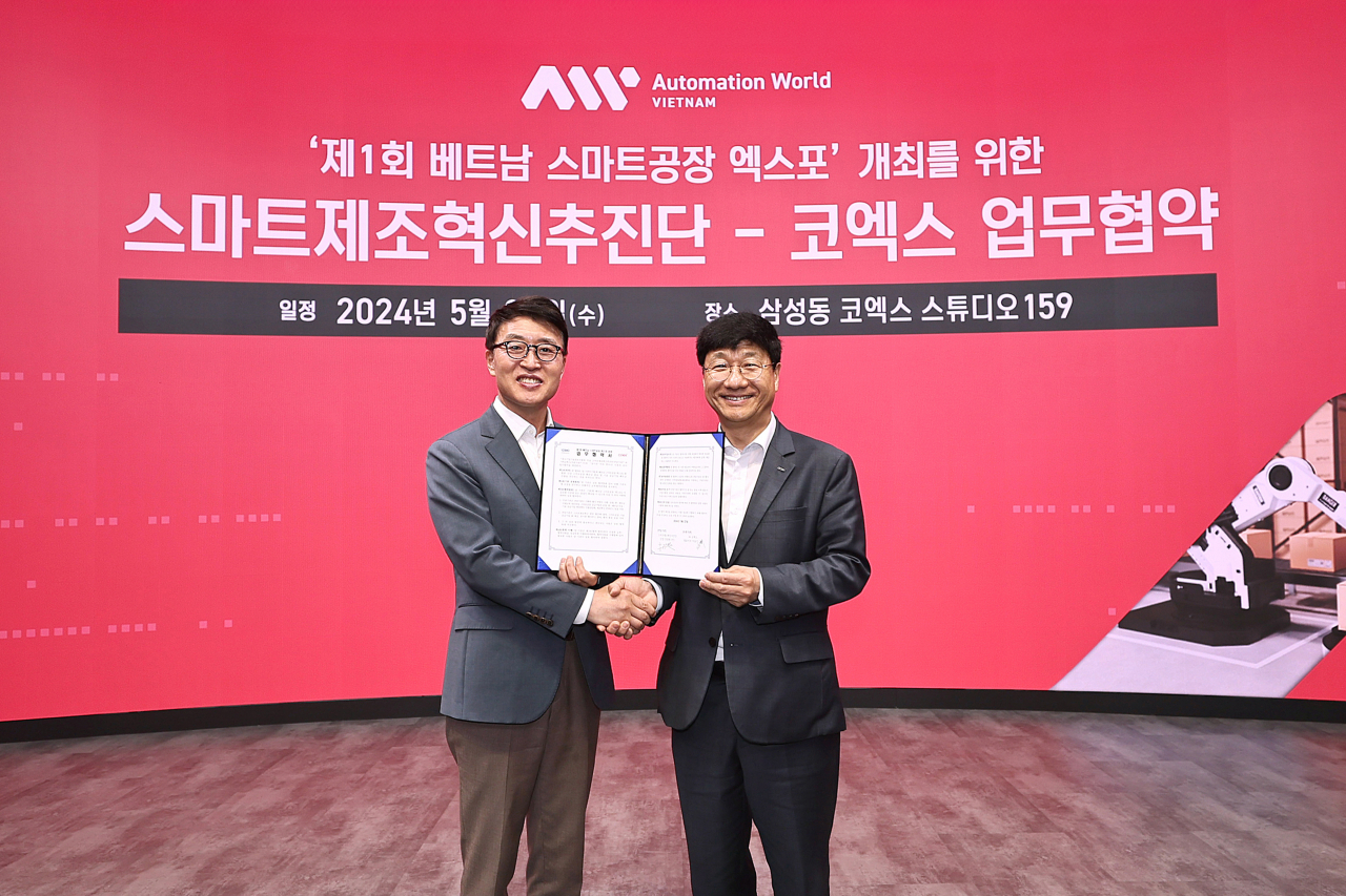 이동기(오른쪽) 코엑스 사장과 안광현 스마트제조혁신추진단 단장이 기념 촬영을 하고 있다. [코엑스 제공]