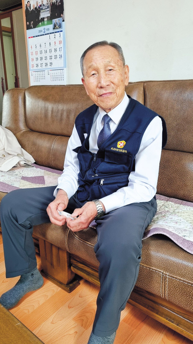 지난 3월초부터 5월초까지 수 회에 걸쳐 헤럴드경제와 만나 100년의 삶을 풀어놓는 배수용 할아버지. 사진=김병진 기자