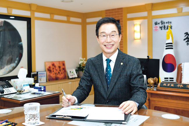 임종식 경북교육감이 21일 본지와의 인터뷰를 통해 “올해 경북교육이 세계표준교육 되도록 할 것”이라며 “사랑하는 경북 교육 가족 구성원들이 힘을 모아주기를 바란다”고 말했다. [경북교육청 제공]