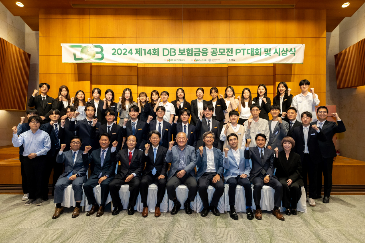 21일 서울시 강남구 대치동 DB금융센터에서 열린 ‘제14회 DB보험금융공모전’ 시상식에서 시상자들과 수상자들이 기념촬영을 하고 있다. 앞줄 왼쪽부터 DB생명 정영 본부장, DB그룹 종합조정본부 이성택 부회장, DB김준기문화재단 김동성 사장, 서울대 채준 경영대학장, DB김준기문화재단 윤대근 이사장, 서강대 박정수 경제대학장, 한양대 강형구 교수, DB김준기문화재단 유용주 고문, 강은정 이사.