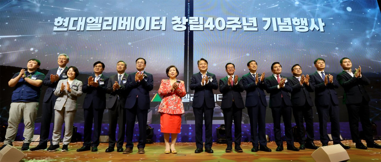 조재천(왼쪽 여섯 번째부터) 현대엘리베이터 대표와 현정은 현대그룹 회장, 김영환 충북도지사, 이종배 국회의원, 조길형 충주시장 등 내외빈들이 22일 충주 현대엘리베이터 스마트 캠퍼스에서 열린 창립 40주년 행사에서 기념 촬영을 하는 모습. [현대엘리베이터 제공]
