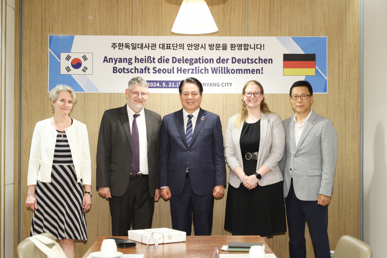 외른 바이써트 주한독일대사관 공관차석(왼쪽에서 두번째)과 최대호 안양시장(왼쪽에서 세번째)이 21일 관내 한 식당에서 만나 간담을 나눴다.[안양시 제공]
