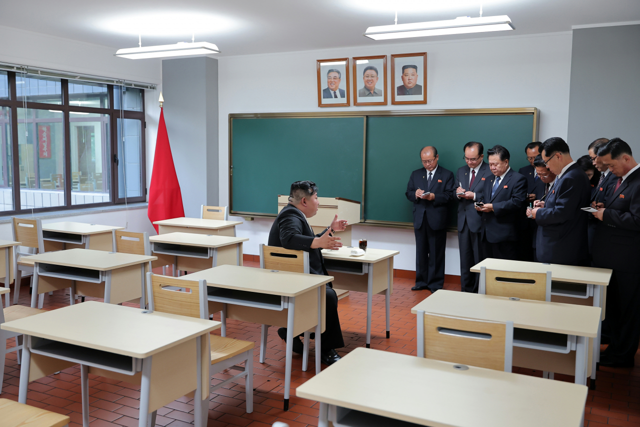 북한이 김정은 국무위원장을 그의 조부 김일성 주석과 부친 김정일 국방위원장과 같은 반열로 끌어올리며 김 위원장 우상화를 가속화하고 있다. 노동신문은 22일 김 위원장이 전날 중앙간부학교 준공식 참석 소식을 전하면서 김 위원장의 초상화가 김일성, 김정일의 초상화와 나란히 배치한 사진을 게재했다. [평양 노동신문=뉴스1]