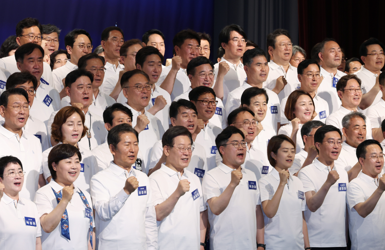 22일 충남 스플라스리솜에서 열린 제22대 국회 더불어민주당 당선인 워크숍에서 이재명 대표와 박찬대 원내대표, 당선인들이 구호를 외치고 있다. [연합]