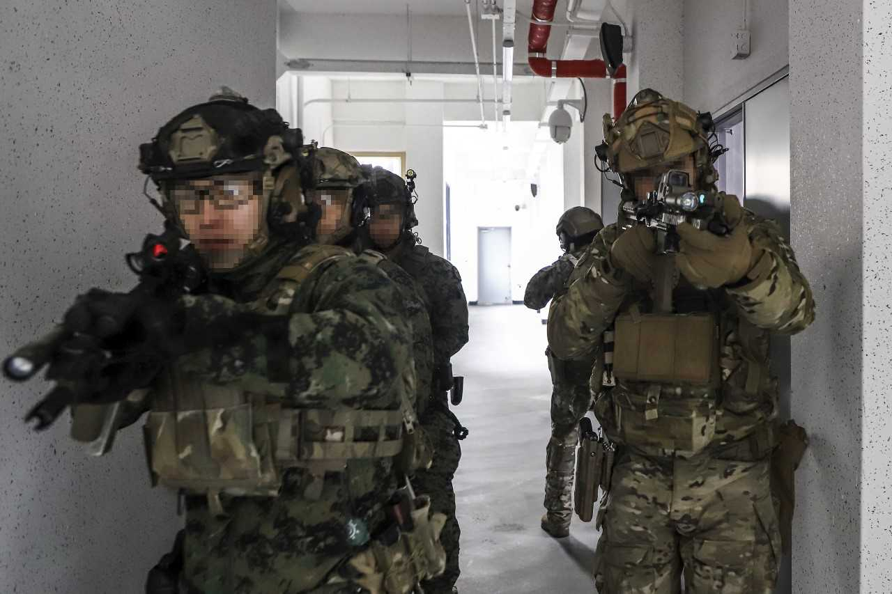 국방부는 22일 특수전사령부에서 신원식 장관 주관으로 ‘한미 특수전부대 주요 지휘관 회의’를 개최했다고 밝혔다. 회의에는 김명수 합참의장을 비롯한 군 주요 직위자와 한미 특수작전부대 지휘관들이 참여했다. 한미 특수전부대가 전날부터 특수전학교 훈련장 등지에서 연합 특수작전훈련을 실시한 모습. 자료사진. [헤럴드DB]