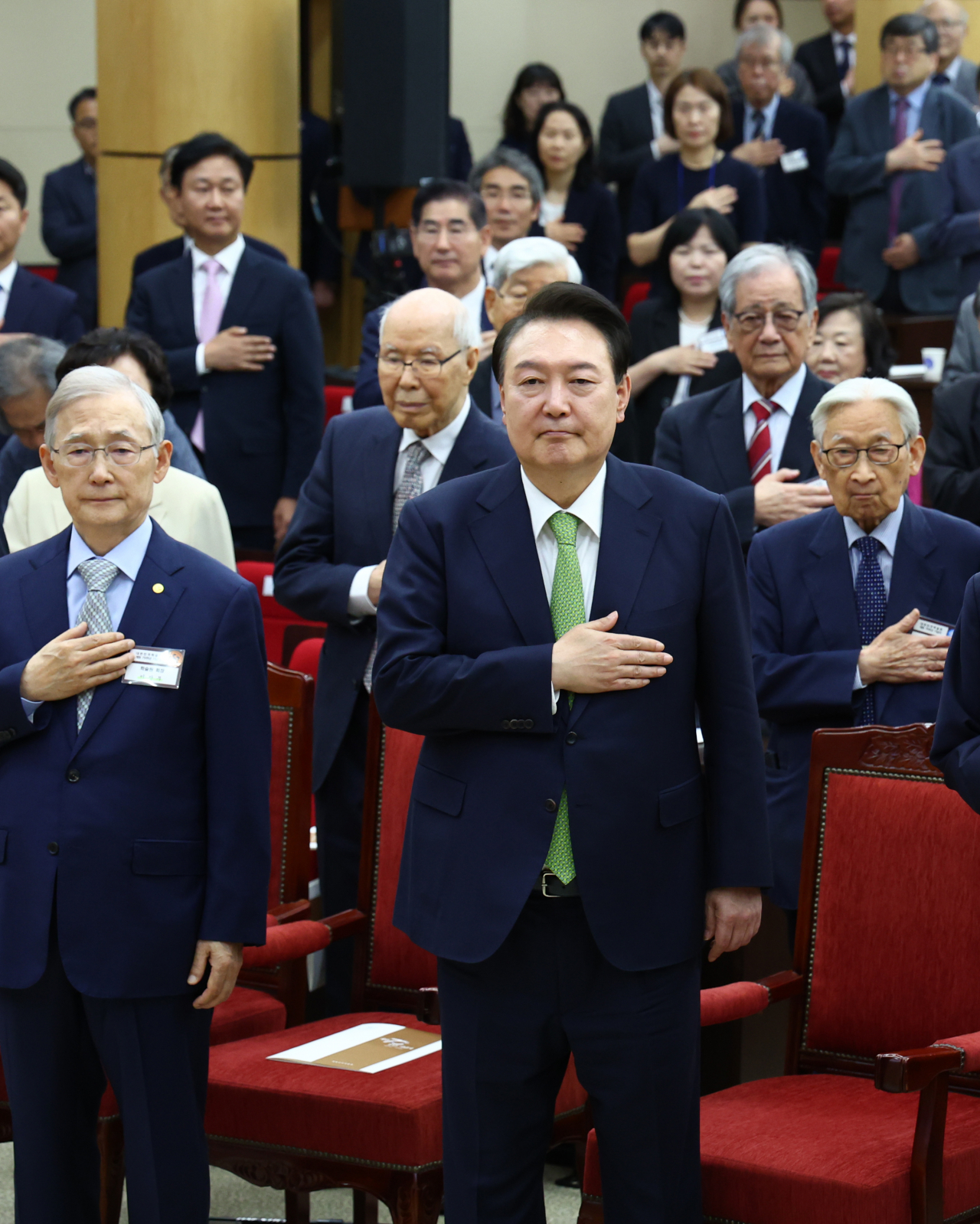 윤석열 대통령이 22일 서울 서초구 대한민국학술원에서 열린 개원 70주년 기념식에서 국기에 경례하고 있다. [연합]