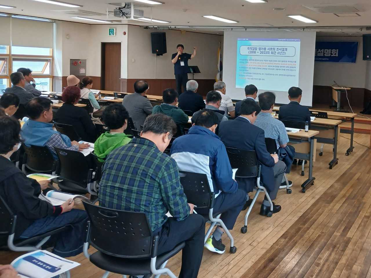 22일 새울원자력본부가 지역 주민들에게 새울원자력 주변 환경방사능 조사결과 설명회를 하고 있다. [사진=새울원자력본부]