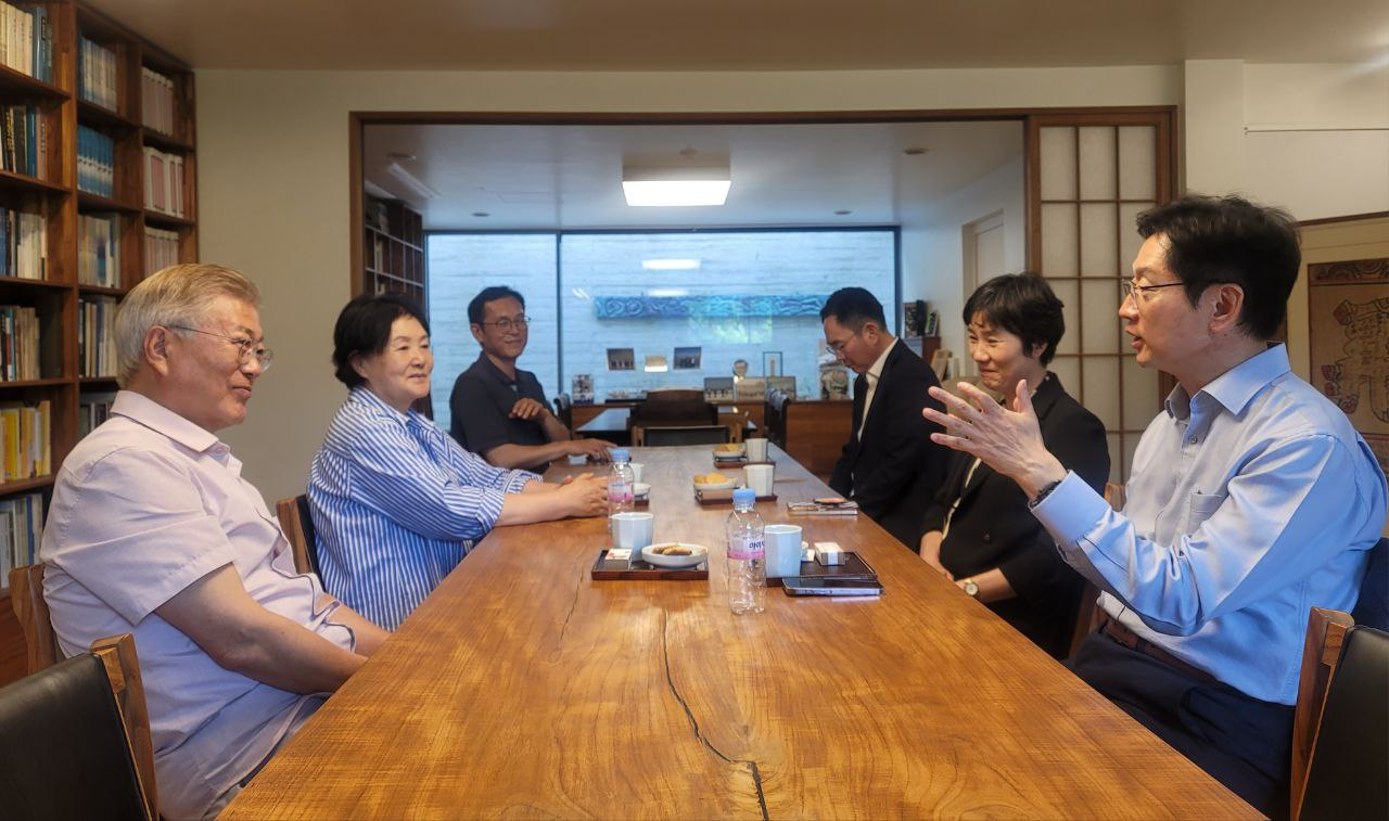 김경수(오른쪽 첫번째) 전 경남지사가 22일 경남 양산을 찾아 문재인(왼쪽 첫번째) 전 대통령 부부를 만나 이야기하고 있다. [사진=김경수 전 지사 측 제공]
