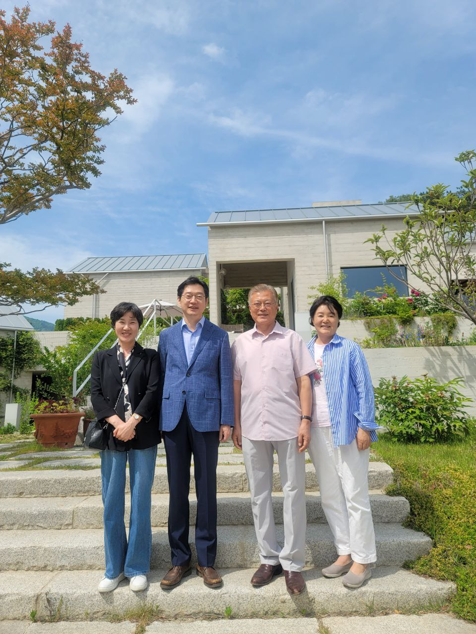 문재인 전 대통령 부부와 김경수 전 경남지사 부부. [사진=김경수 전 지사 측 제공]
