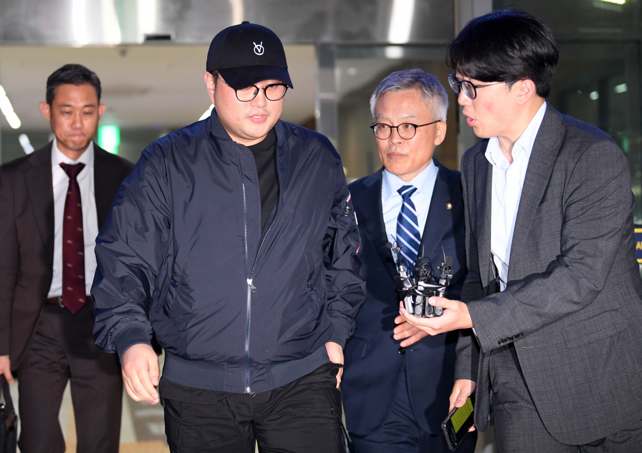 '음주 뺑소니' 혐의를 받는 트로트 가수 김호중이 21일 오후 서울 강남경찰서에서 조사를 마친 뒤 귀가하고 있다. [연합]